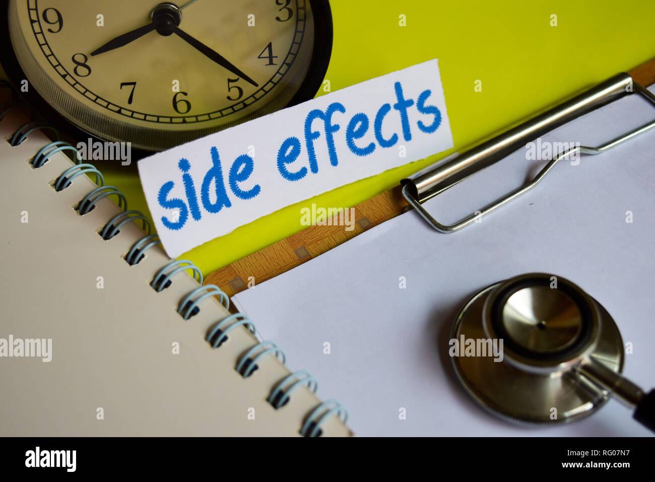 Effetti collaterali sul concetto di assistenza sanitaria ispirazione su sfondo giallo Foto Stock