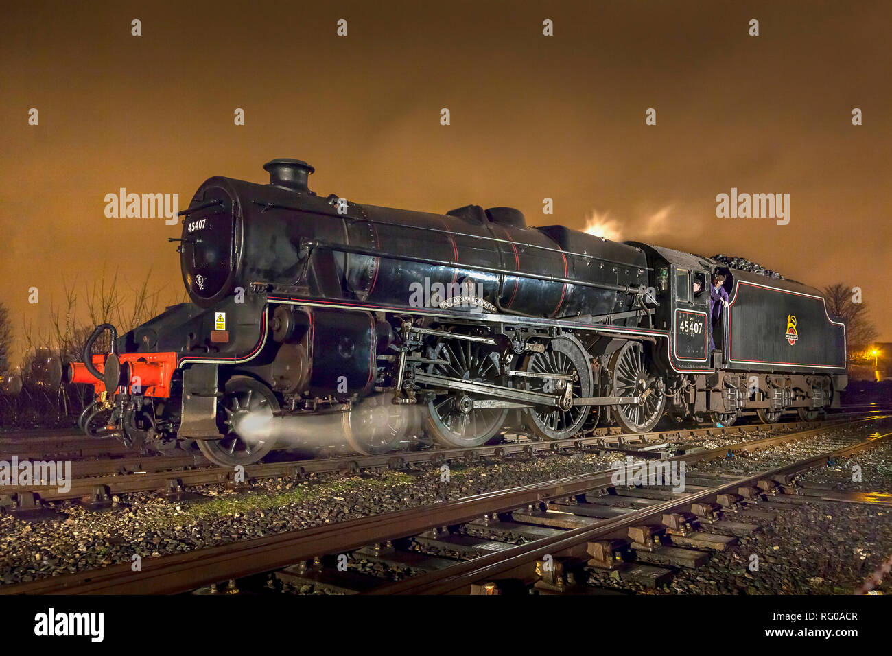 La East Lancashire Railway. Il Lancashire Fusilier cinque nero motore di vapore nella foto di notte. Foto Stock