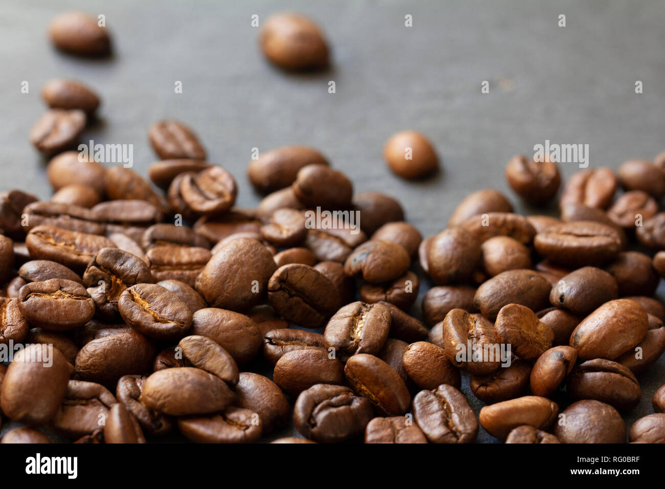 Chicchi di caffè tostati macro closeup Foto Stock