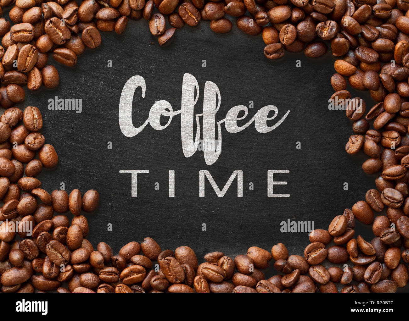 Caffè il concetto di tempo. retrò testo scritto all'interno di chicchi di caffè tostati telaio. Foto Stock