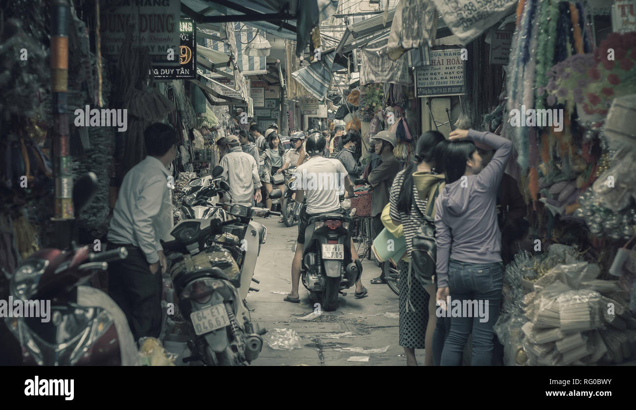 Occupato asiatici affollata strada del mercato in Vietnam Foto Stock