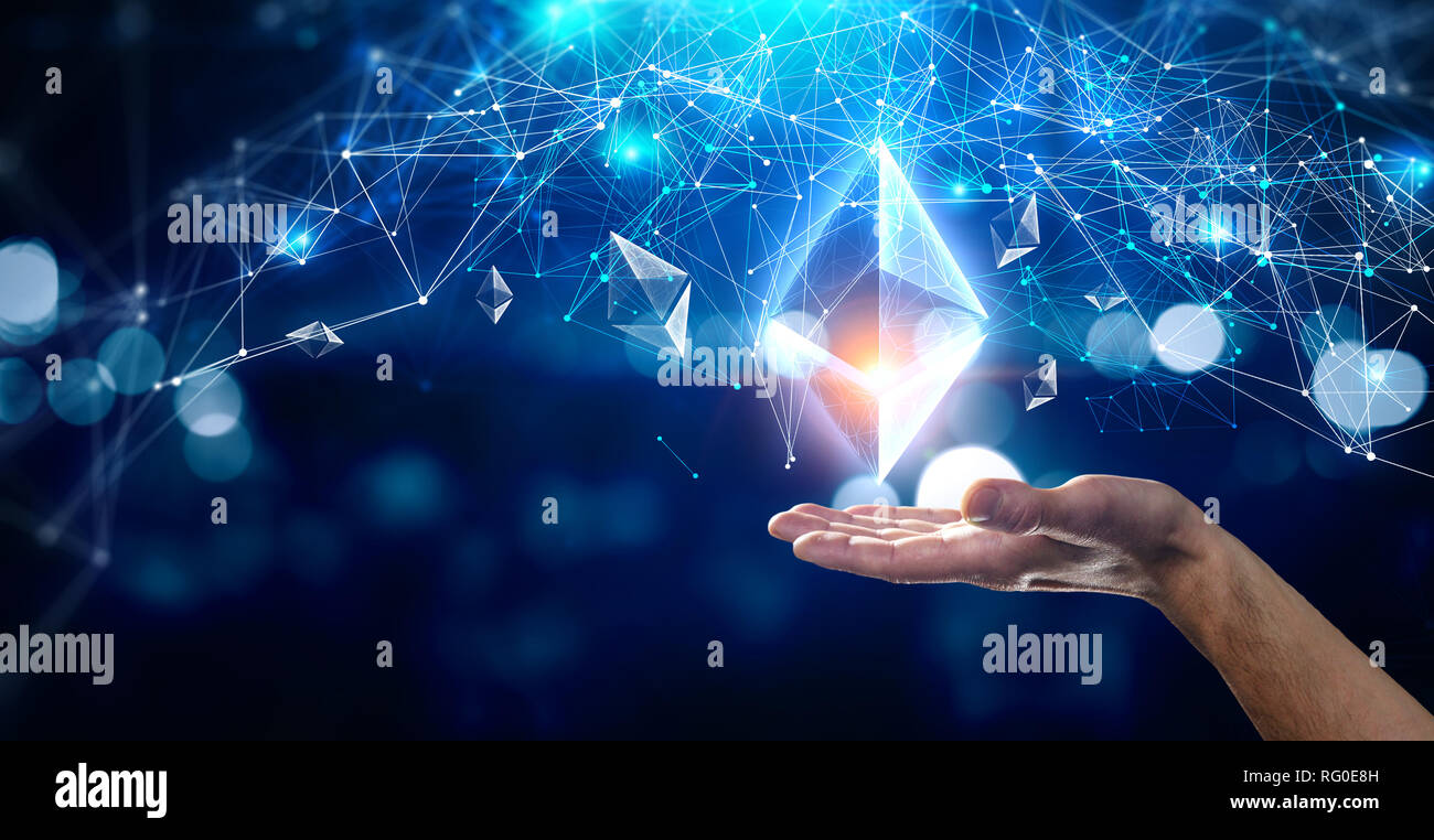 Bitcoin e Ethereum simboli astratti su sfondo blu. Il rendering 3D Foto Stock