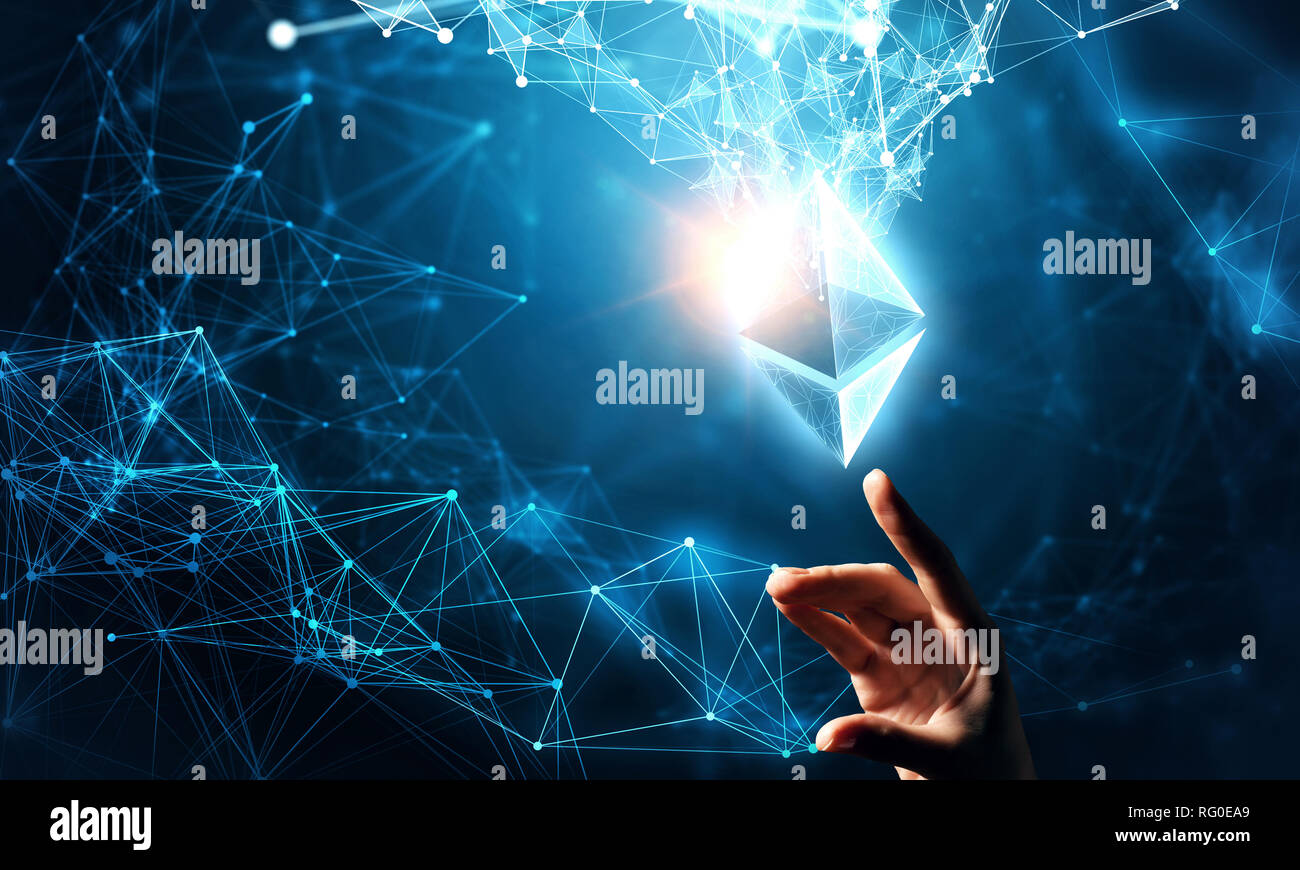 Bitcoin e Ethereum simboli astratti su sfondo blu. Il rendering 3D Foto Stock