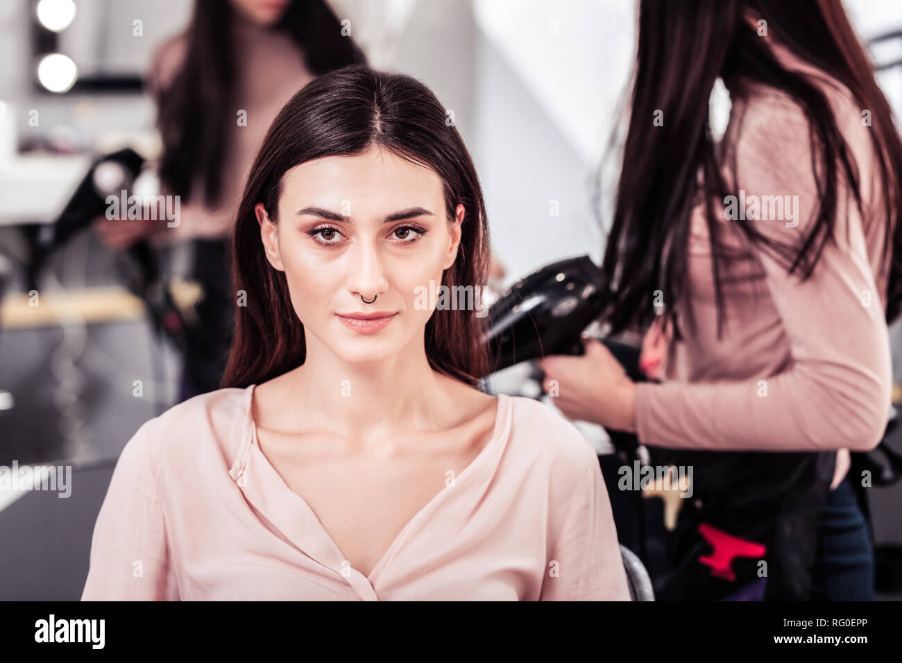 Bella giovane donna avente un anello nel suo naso Foto Stock
