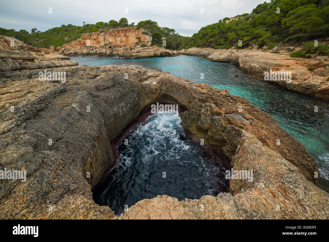 Vista mare da Cala Moro s'Almonia, bella wild spiaggia naturale sull'isola di Mallorca Foto Stock