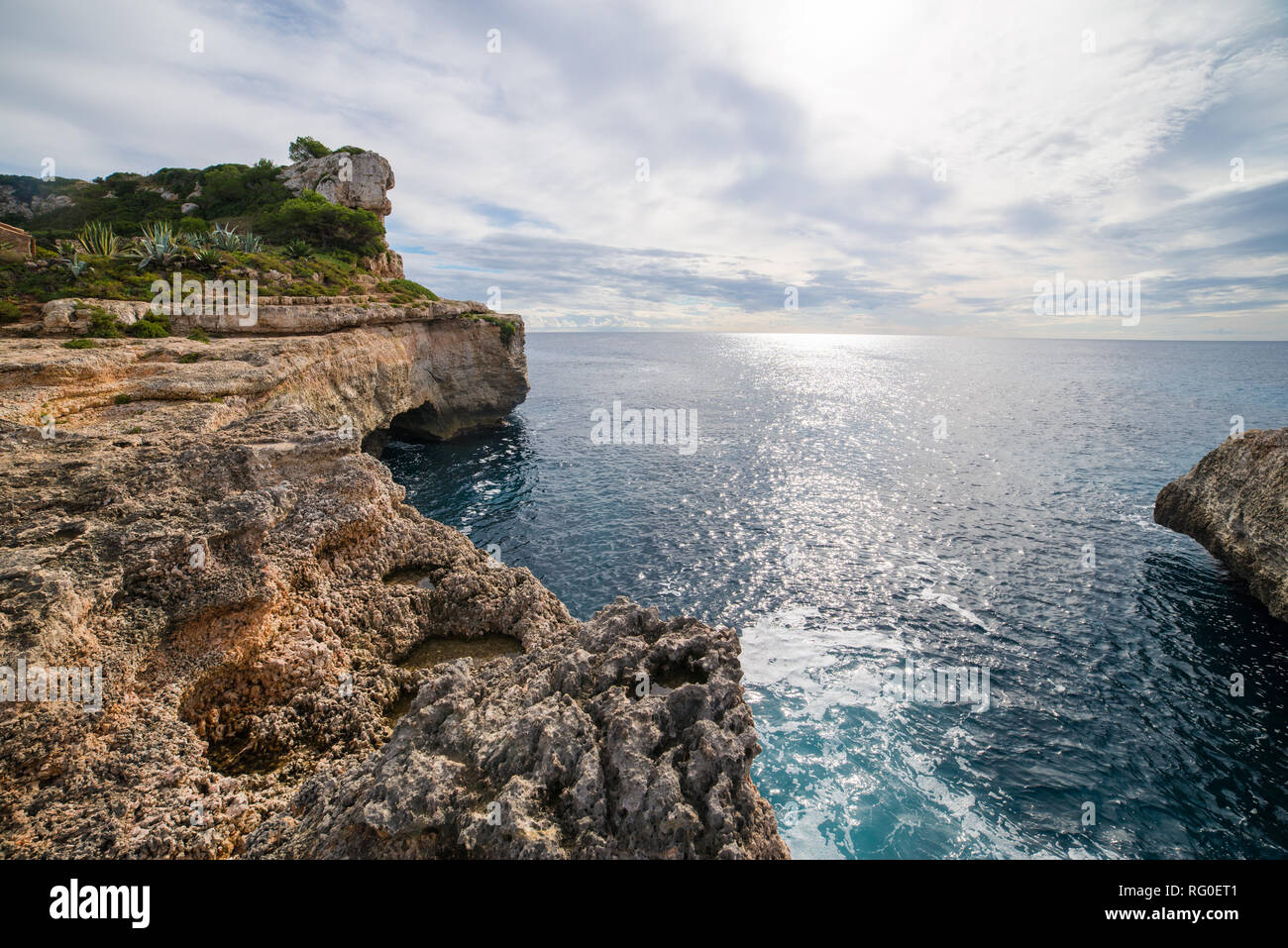 Vista mare da Cala Moro s'Almonia, bella wild spiaggia naturale sull'isola di Mallorca Foto Stock