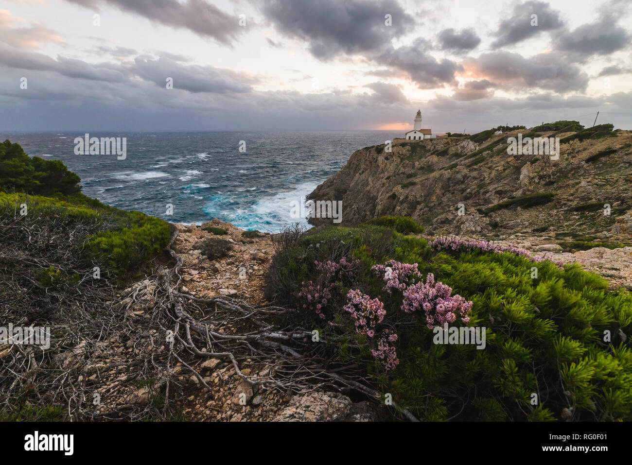 Lungi de Capdepera faro sull'isola di Mallorca, Spagna, su una bella mattina di vento con onde potenti Foto Stock