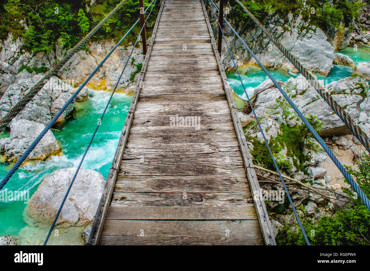In legno ponte pedonale passerella fiume Soca Slovenia appesi sfondo selvatici prospettiva personale punto di vista pov Foto Stock