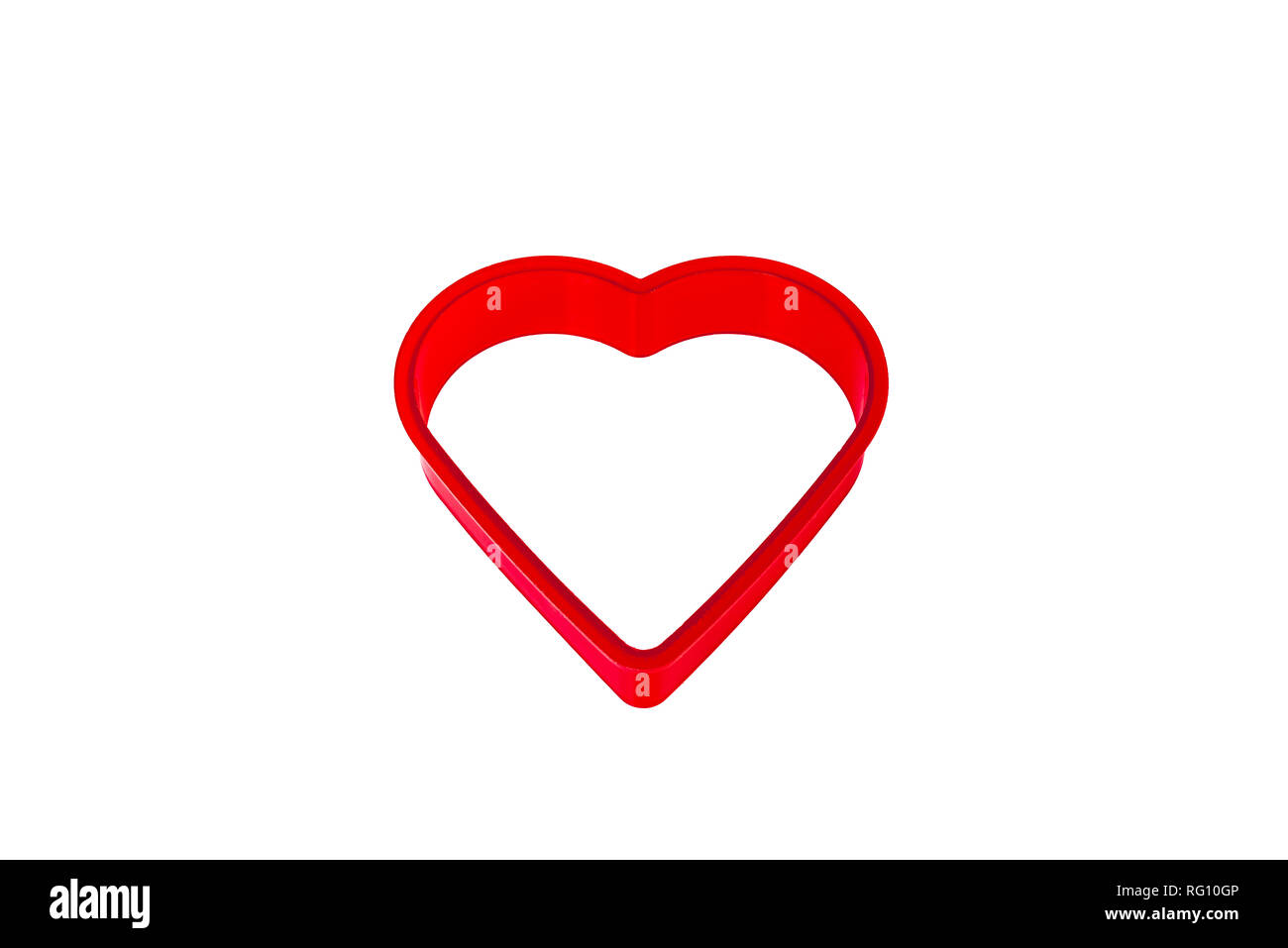 Rosso in plastica a forma di cuore cookie cutter. Foto Stock