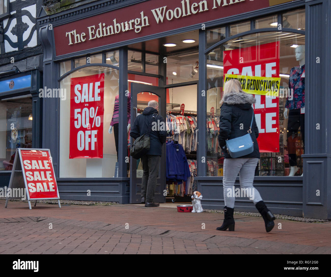 La Edinburgh Lanificio vendita; le strade di Nantwich nel Cheshire, Regno Unito Foto Stock