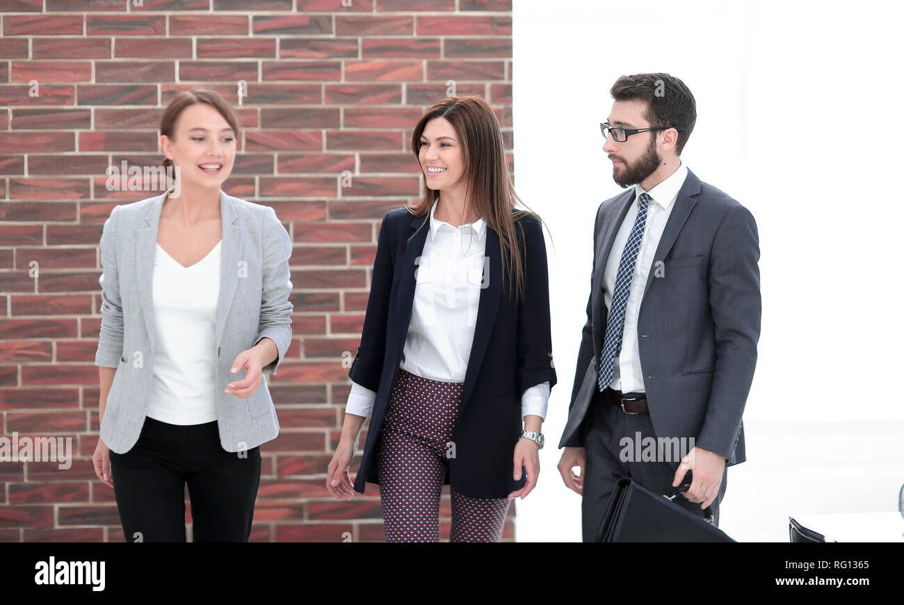 I dipendenti della società in piedi in ufficio Foto Stock