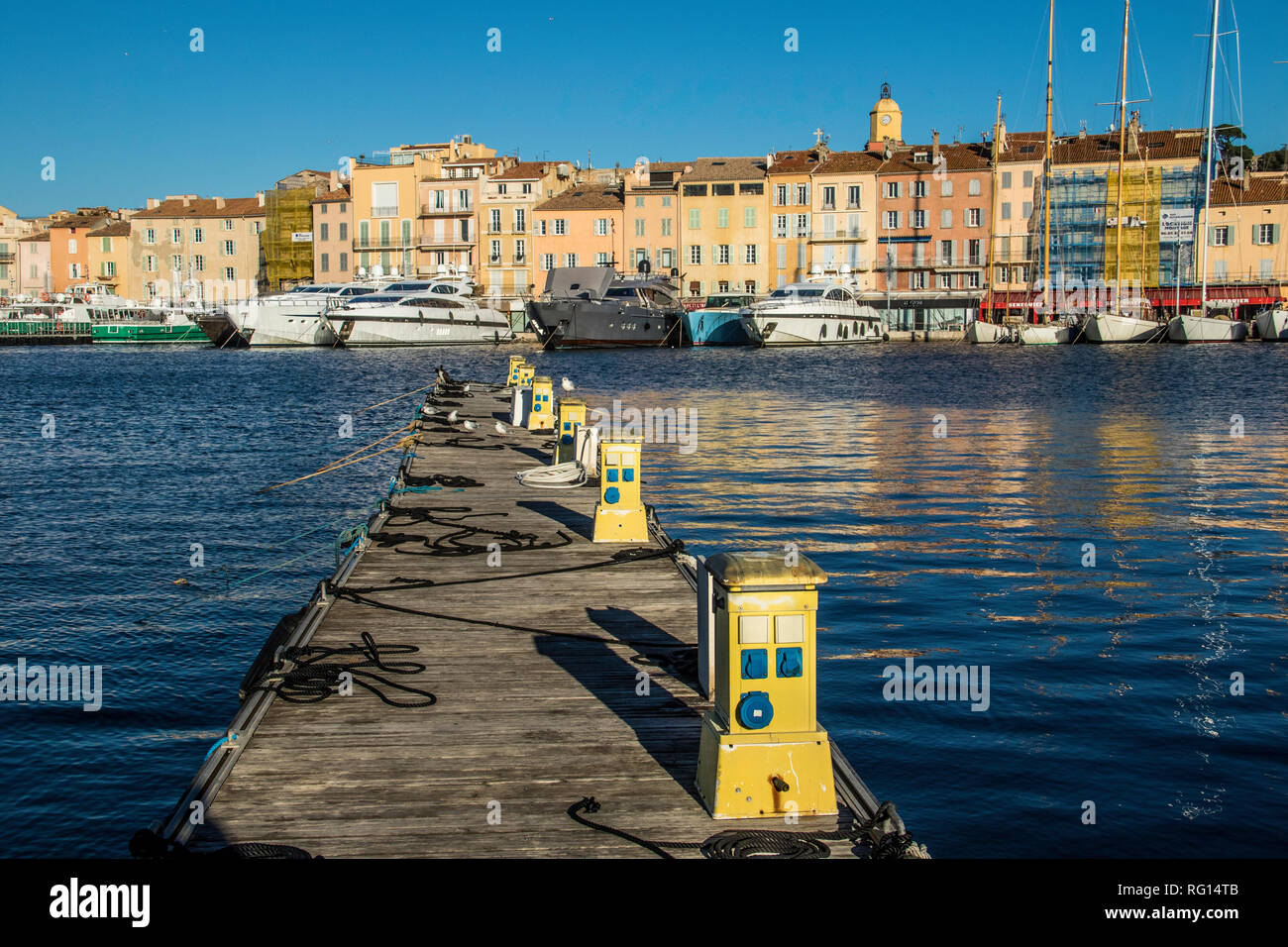 Saint Tropez, Provenza Case, spiaggia (La Ponche) Costa Azzurra gennaio, 19-29. 2019 / Port de Saint Tropez, Francia, yacht, cormorano, Seagull, sul mare Foto Stock