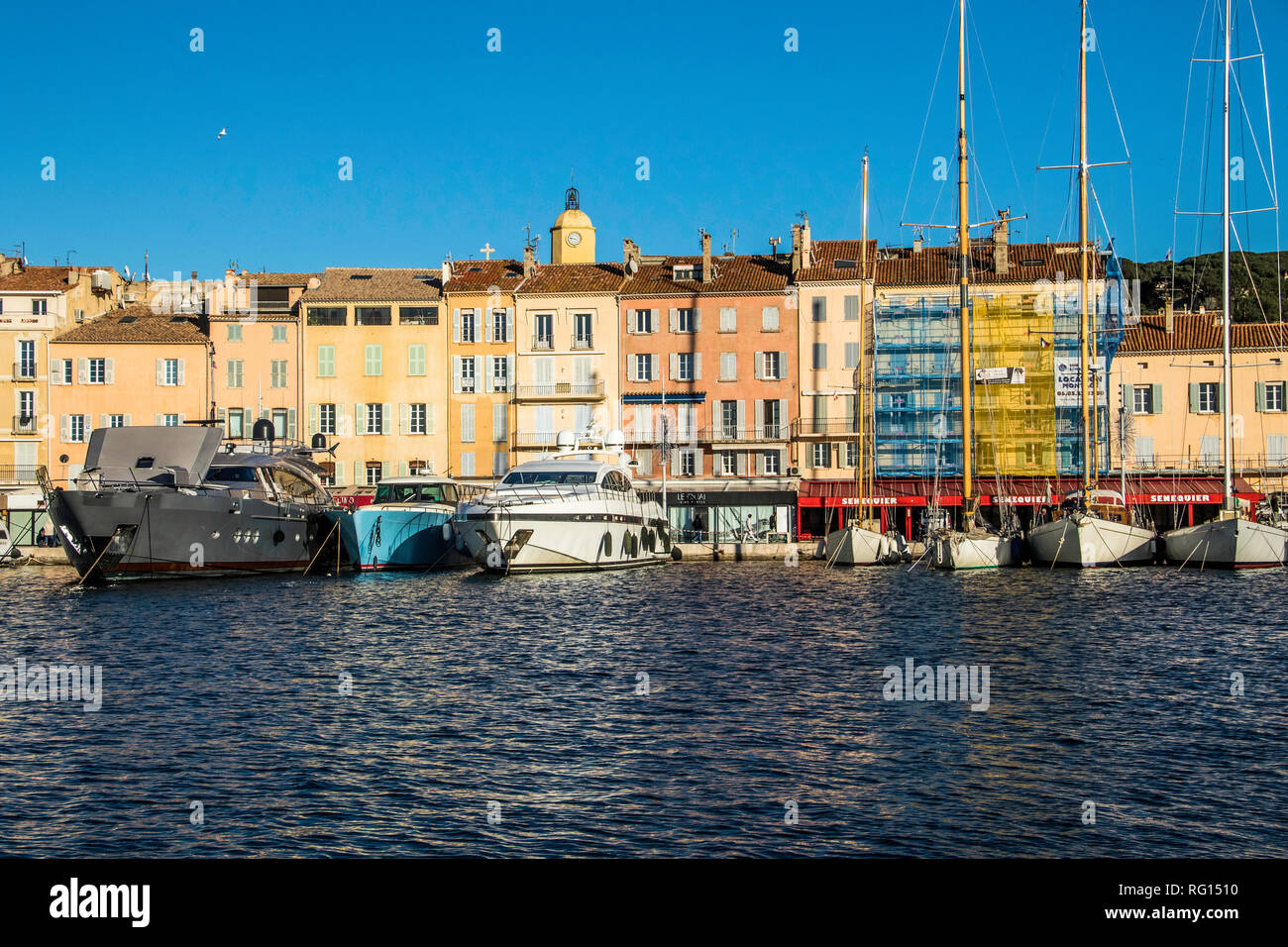Saint Tropez, Provenza Case, spiaggia (La Ponche) Costa Azzurra gennaio, 19-29. 2019 / Port de Saint Tropez, Francia, yacht, cormorano, Seagull, sul mare Foto Stock