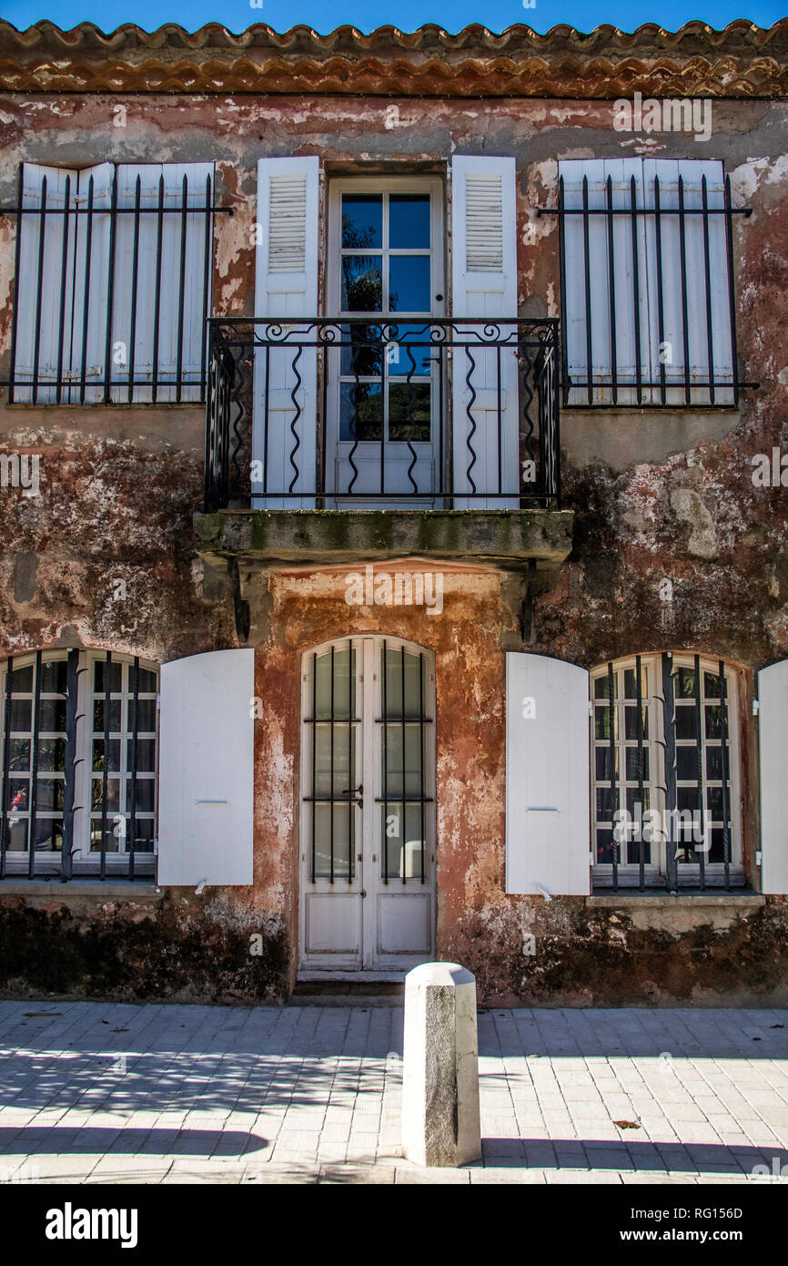 Saint Tropez, Provenza Case, spiaggia (La Ponche) Costa Azzurra gennaio, 19-29. 2019 / Port de Saint Tropez, Francia, yacht, cormorano, Seagull, sul mare Foto Stock