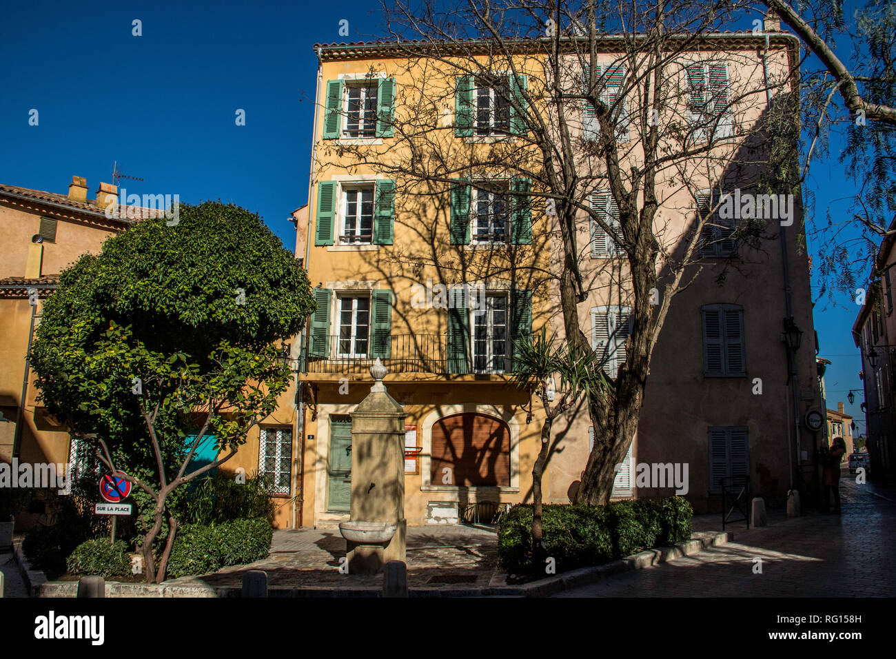 Saint Tropez, Provenza Case, spiaggia (La Ponche) Costa Azzurra gennaio, 19-29. 2019 / Port de Saint Tropez, Francia, yacht, cormorano, Seagull, sul mare Foto Stock