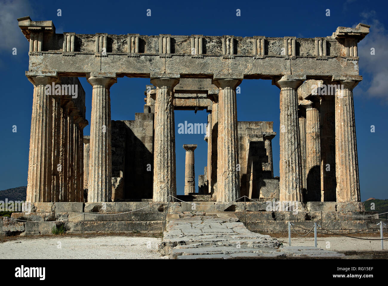 Il tempio di Aphaia sorge su un pino-placcati hill nel nordest Aegina poiché il periodo micenea, eretta a circa 500-490 A.C. Il tempio è un D Foto Stock