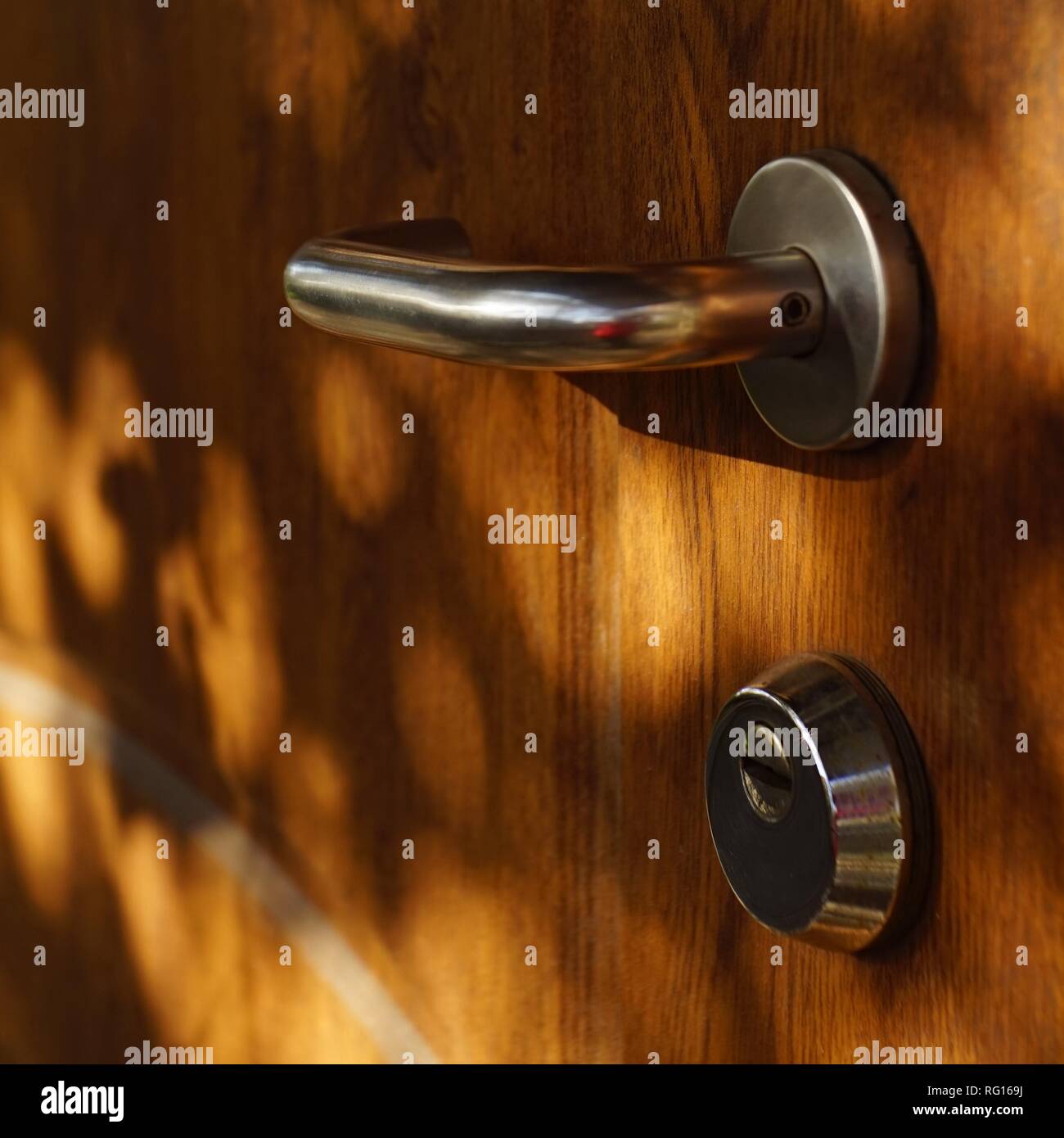 Brown porta in legno con maniglia cromata e round raggi solari Foto Stock