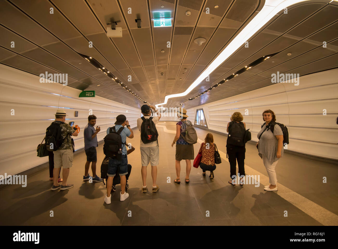 Fotografi dilettanti presso la popolare Wynyard Tunnel che collega Barangaroo Sud business e area da pranzo a Sydney in Australia, con Wynyard Station Foto Stock