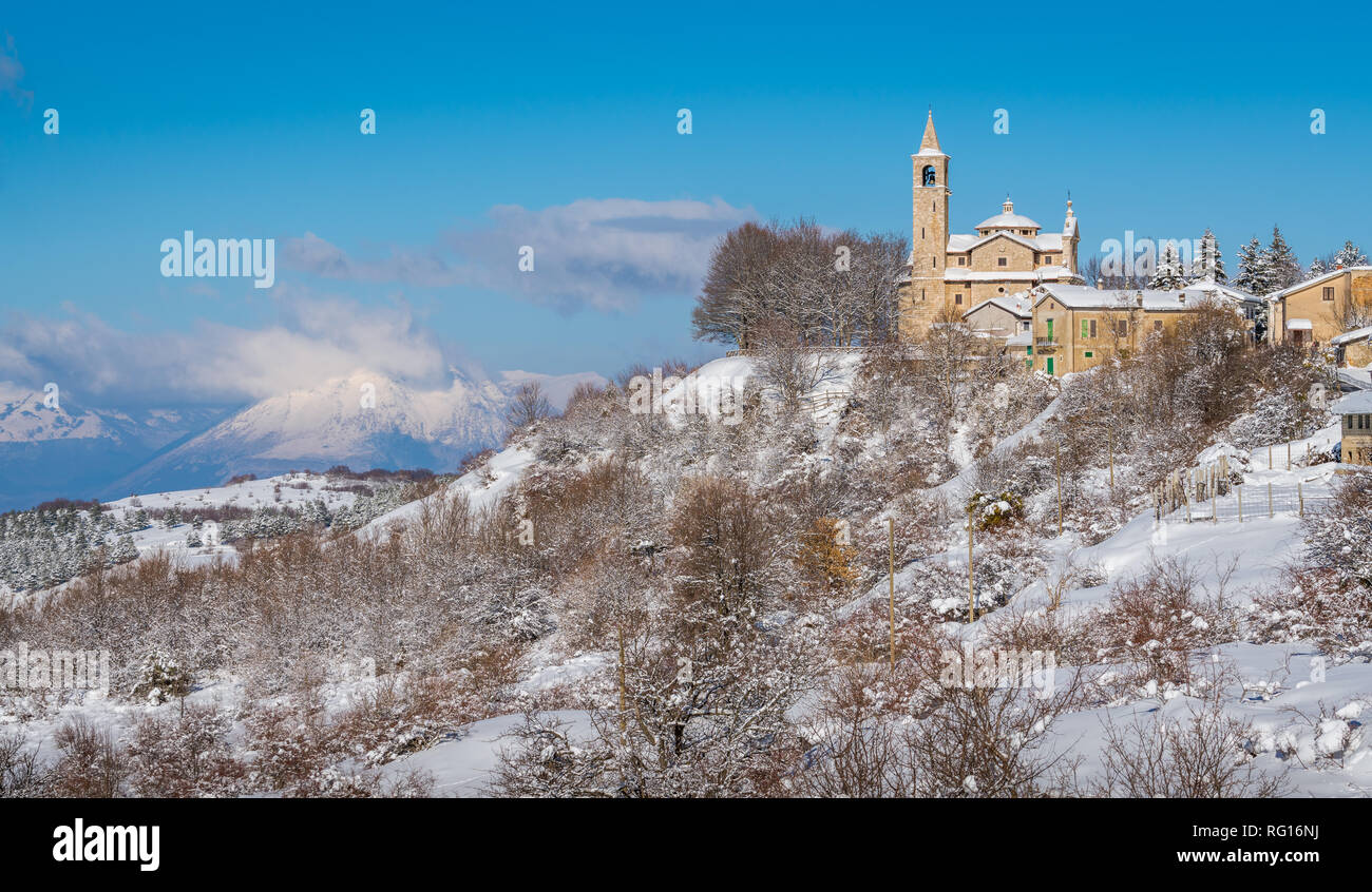 Vista panoramica del piccolo borgo di Gioia Vecchio durante l'inverno vicino a Pescasseroli nel Parco Nazionale d'Abruzzo. L'Italia. Foto Stock