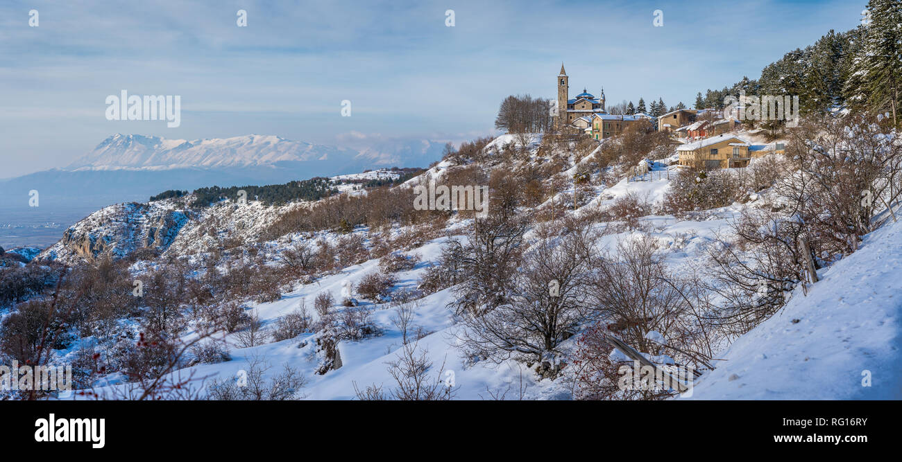 Vista panoramica del piccolo borgo di Gioia Vecchio durante l'inverno vicino a Pescasseroli nel Parco Nazionale d'Abruzzo. L'Italia. Foto Stock