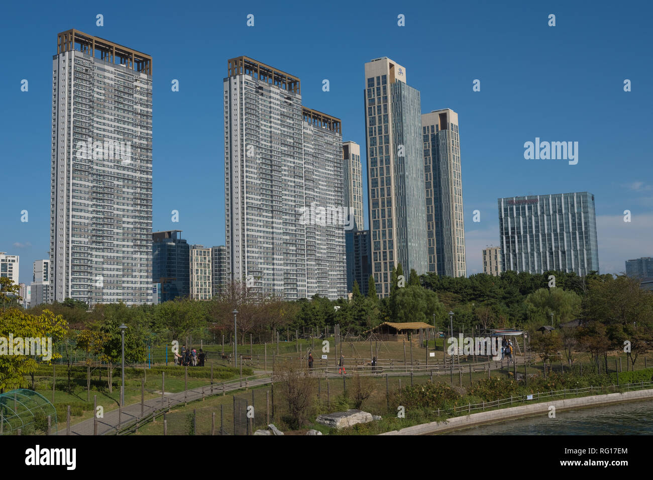 La vista di edifici ad alta da Songdo Central Park, Songdo-dong, Incheon, Corea del Sud Foto Stock