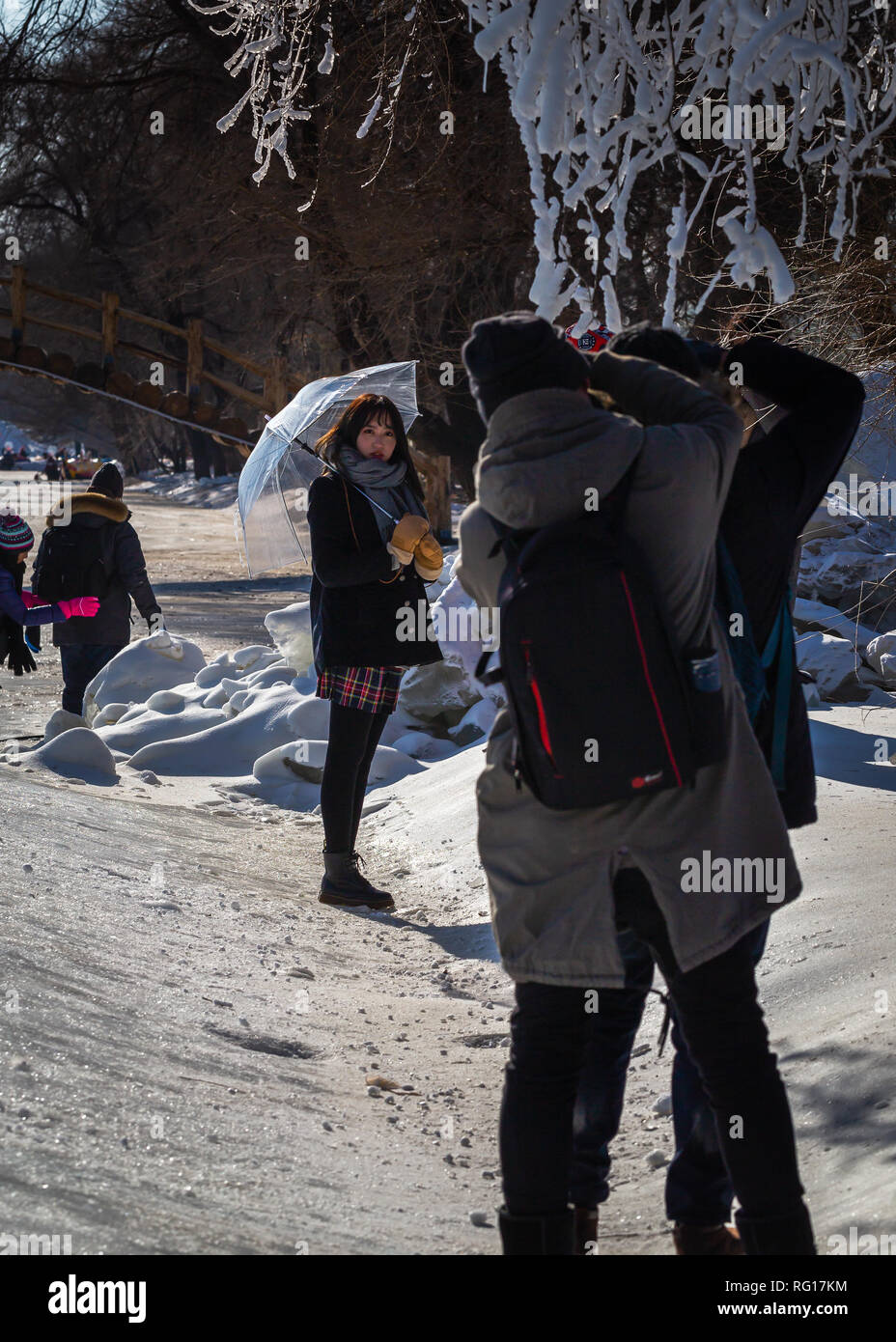 Bellissimo modello cinese in posa per i fotografi nella neve e nel ghiaccio Foto Stock