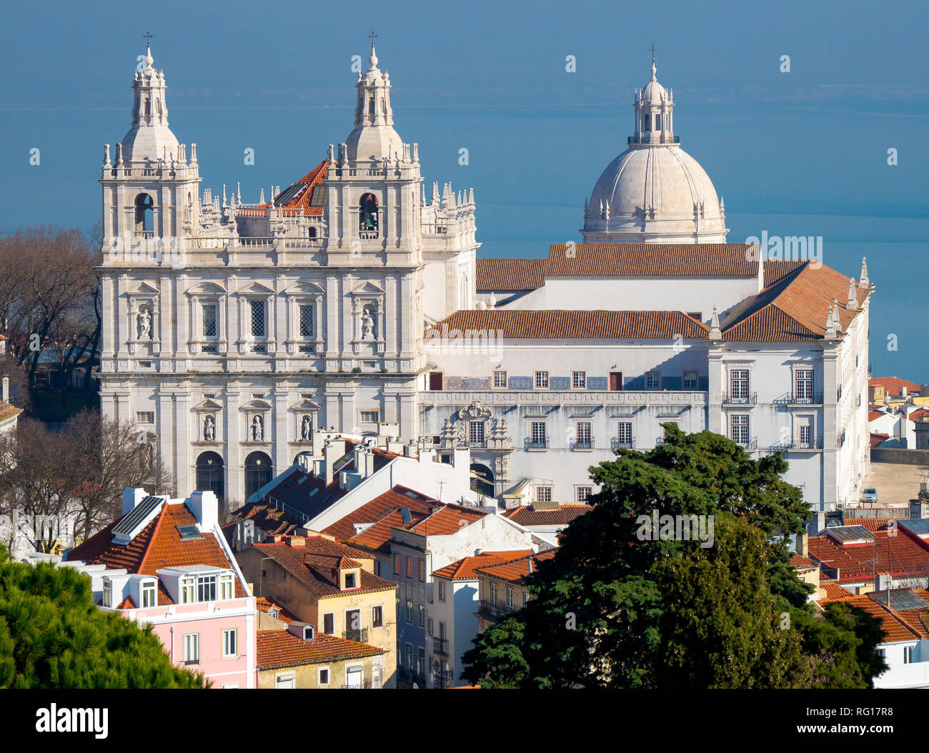 Veduta aerea della chiesa di San Vicente di Lisbona, con Pantheon cupola e il fiume Tago in background Foto Stock
