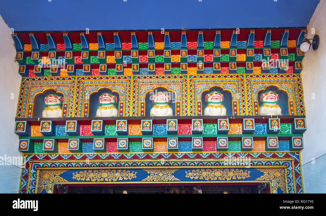 Il Tibetano neve leone statue in ingresso di un tempio in Gonpa Chagdud Khadro Ling tempio buddista - Tres Coroas, Rio Grande do Sul - Brasile Foto Stock