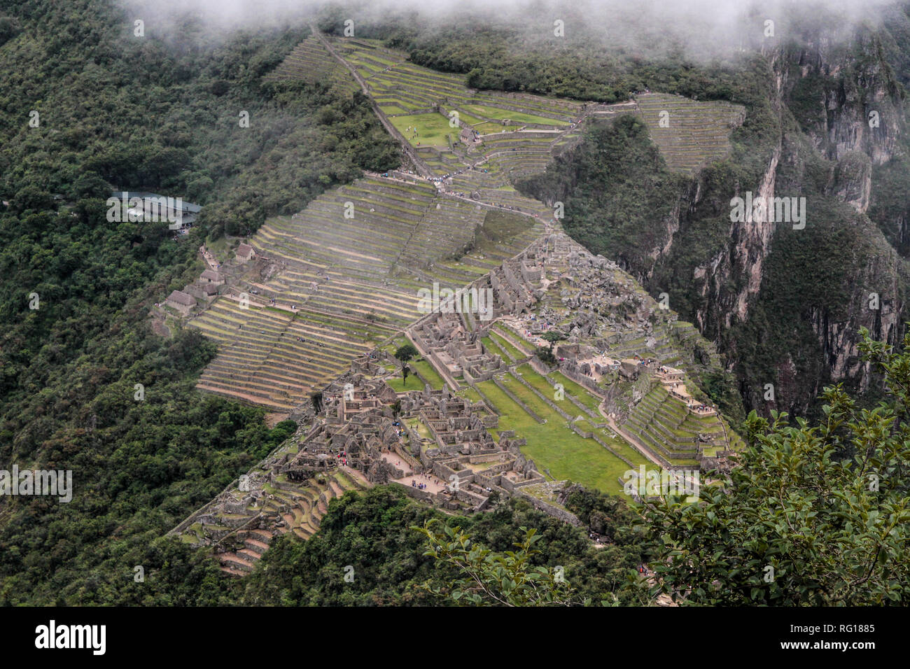 Vista panoramica di Machu Picchu, famosa in tutto il mondo, l'antica città inca, nascosti nella foresta nuvolosa montagne del Perù in Sud America Foto Stock