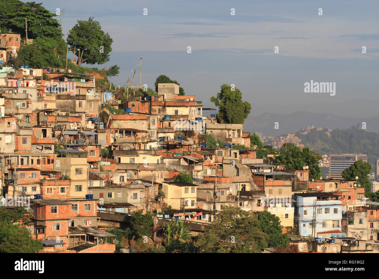 Vista di un brasiliano favela a Rio de Janeiro Foto Stock