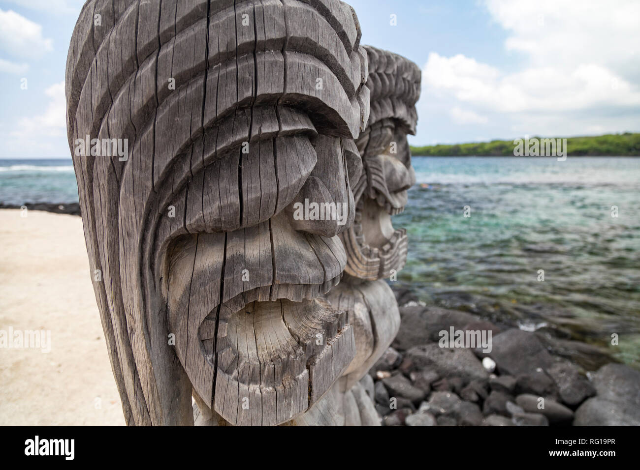 Protettore kii (statue) di Pu'uhonua O Hōnaunau National Historical Park, Big Island delle Hawaii Foto Stock