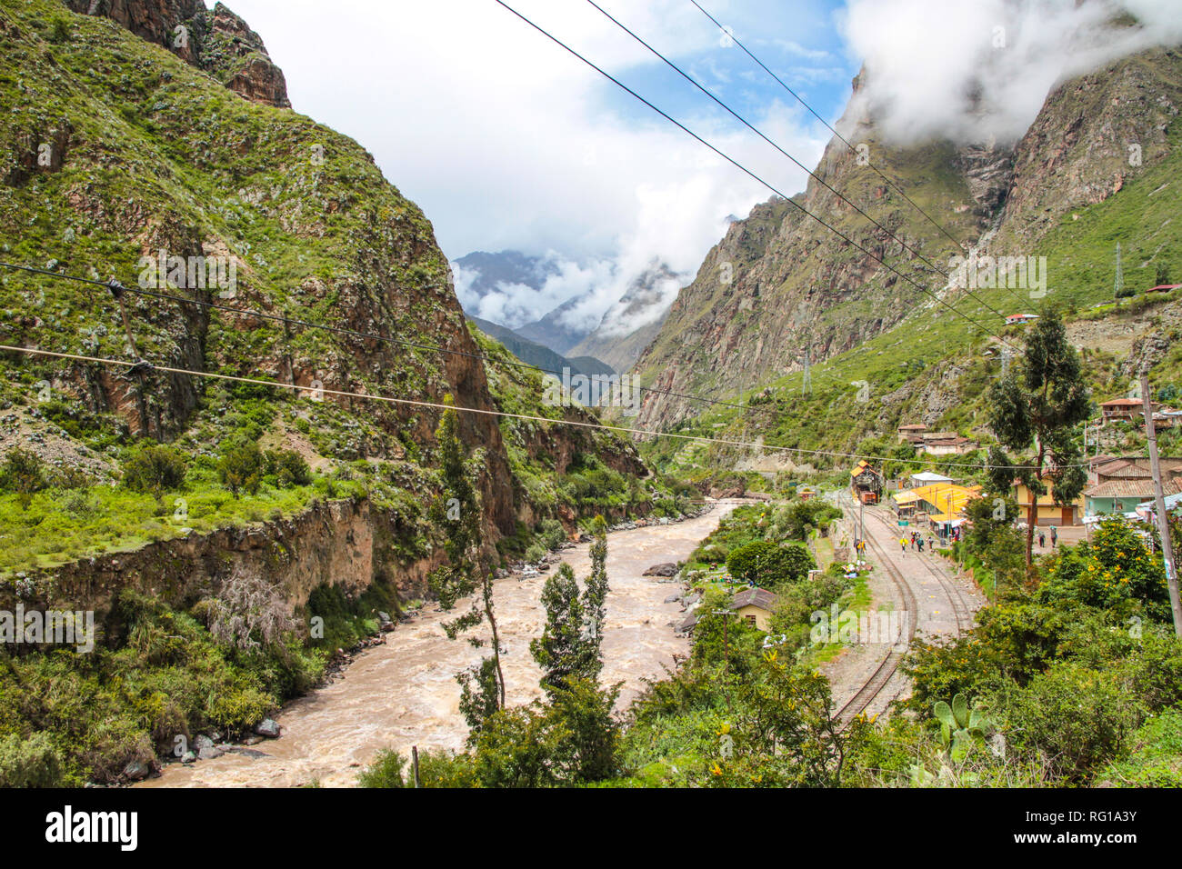 Vista mozzafiato del paesaggio andino a seguito del famoso sentiero escursionistico Inca Trail in Perù, attraverso un paesaggio misterioso di cloud forest Foto Stock