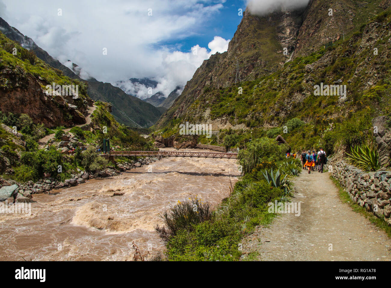 Vista mozzafiato del paesaggio andino a seguito del famoso sentiero escursionistico Inca Trail in Perù, attraverso un paesaggio misterioso di cloud forest Foto Stock