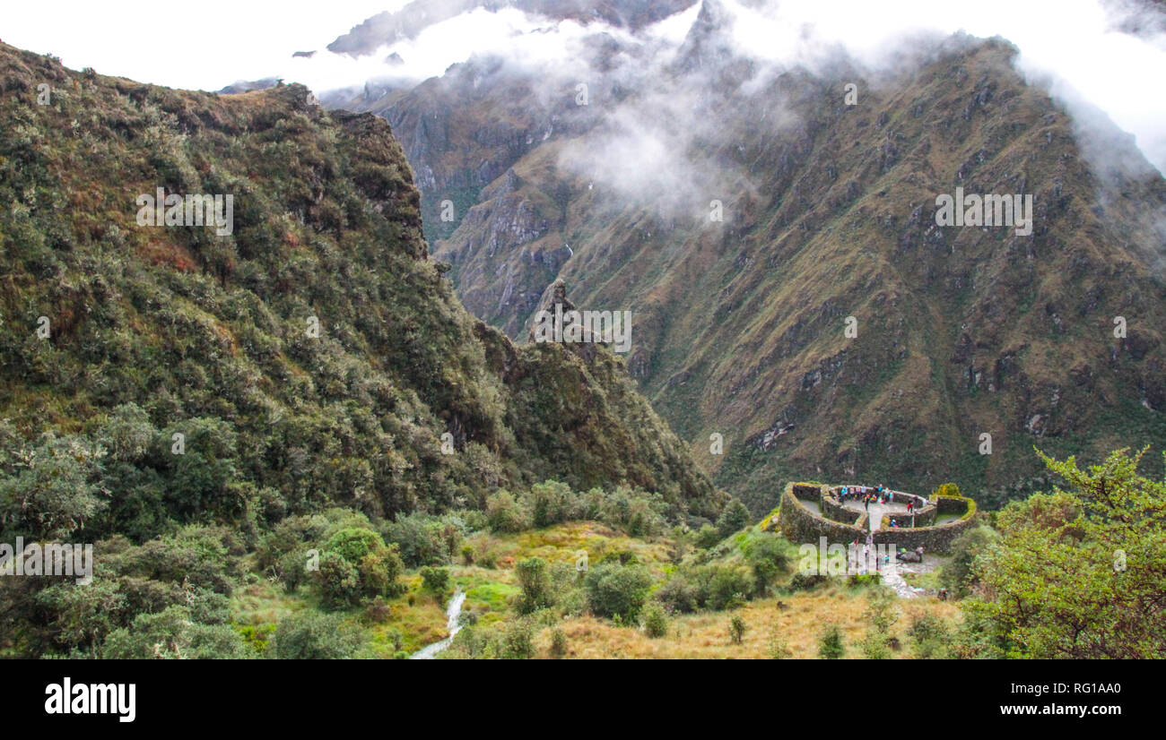 Vista mozzafiato del paesaggio andino a seguito del famoso sentiero escursionistico Inca Trail in Perù, attraverso un paesaggio misterioso di cloud forest Foto Stock