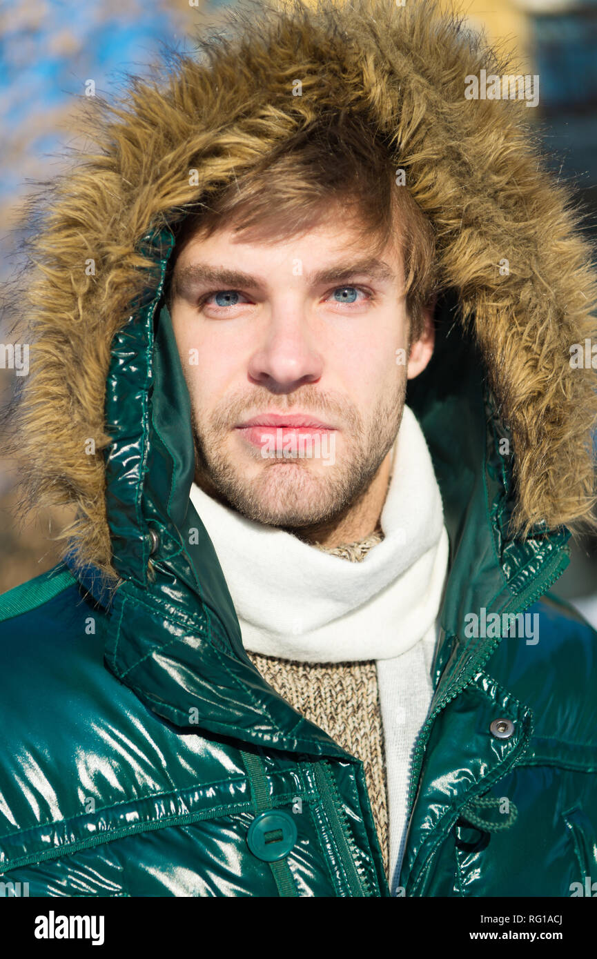 Inverno elegante menswear. Abito invernale. Uomo barba lunga indossare una giacca  calda con pelo innevate sullo sfondo della natura. Guy indossare giacca  invernale con pelliccia cofano. Tanga moda d'inverno. Preparato per  cambiamenti