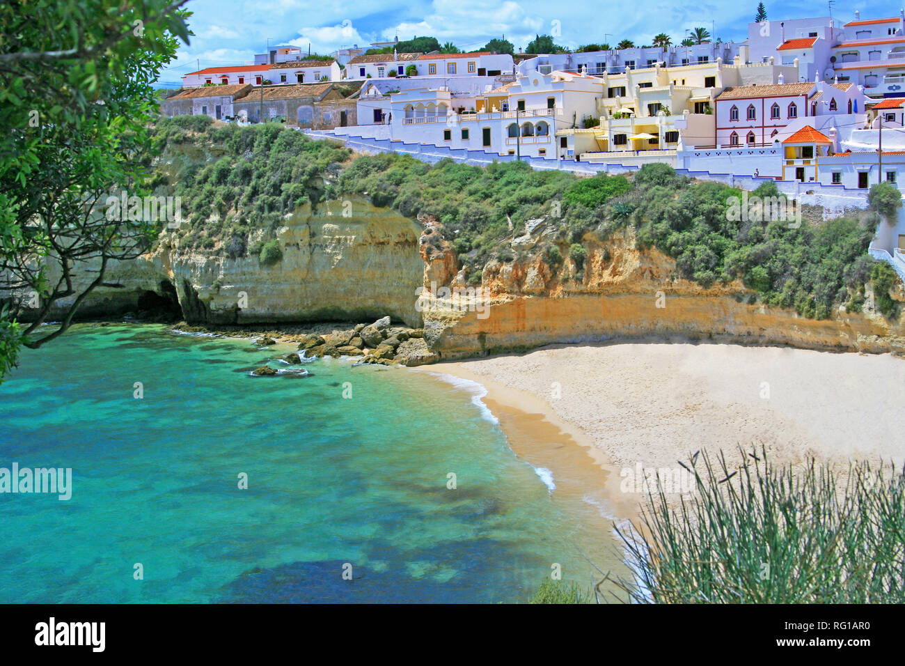 PRAIA do Carvoeiro, Portogallo - Bella vista dalla sommità della roccia alla spiaggia con una bella sabbia bianca e acqua turchese per nuotare e rilassarsi Foto Stock