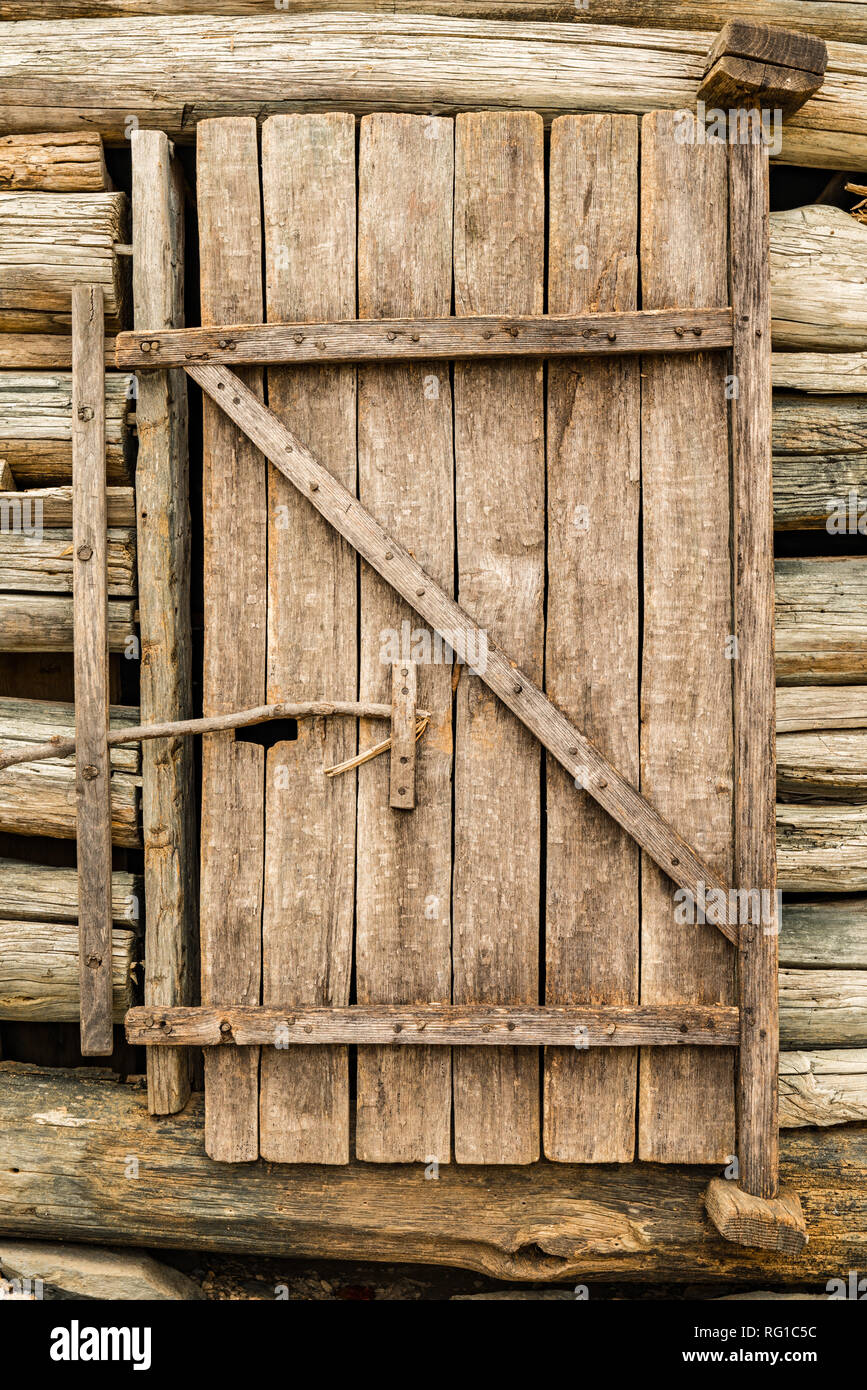 Vecchio weathered porta di legno su un log cabin Foto Stock