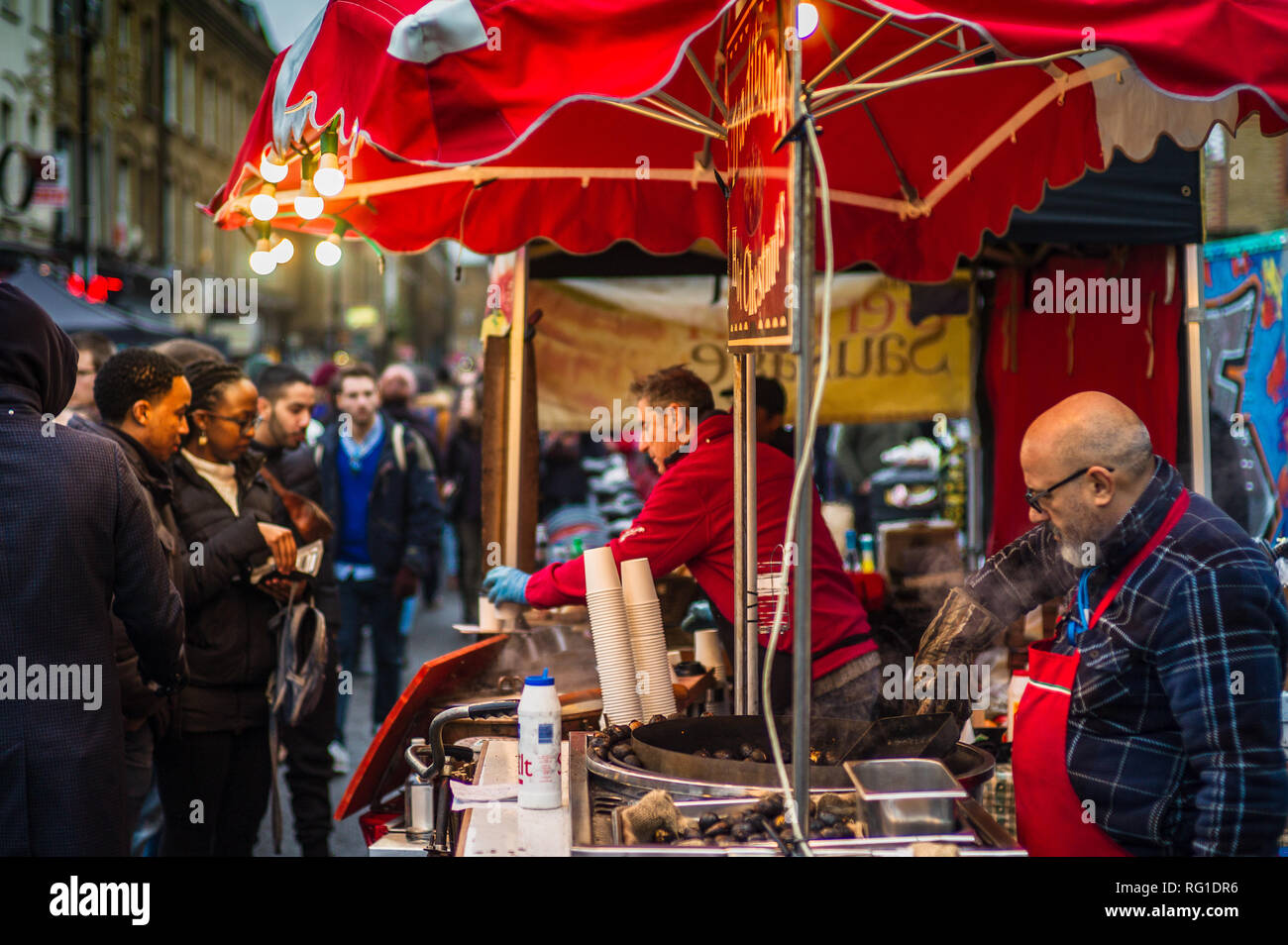 London Street Food Brick Lane domenica Mercato - cibo di strada in stallo la zona est di Londra Foto Stock