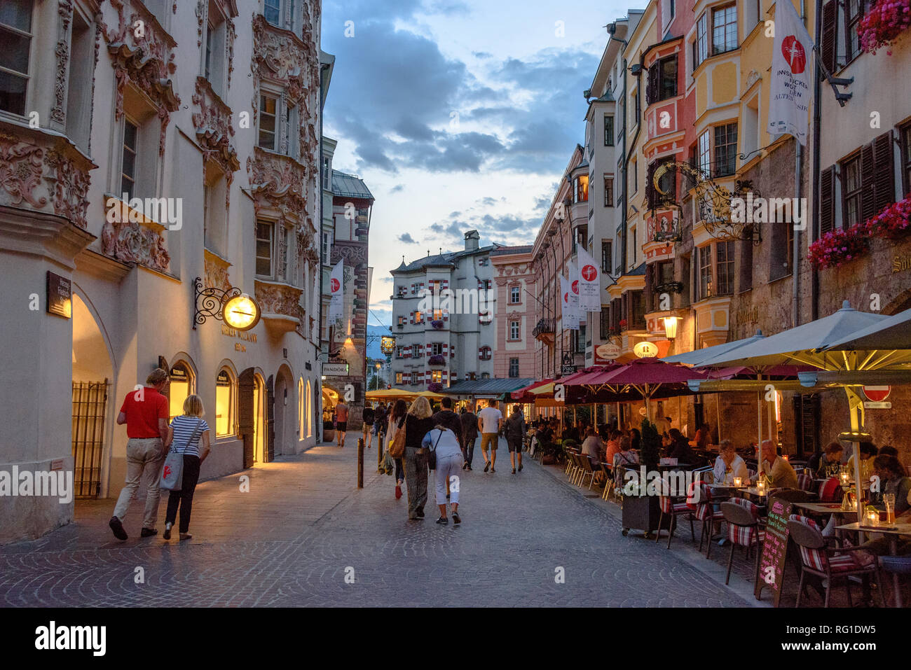 Una serata in scena con terrazze dei bar nel centro storico della città di Innsbruck, Austria Foto Stock