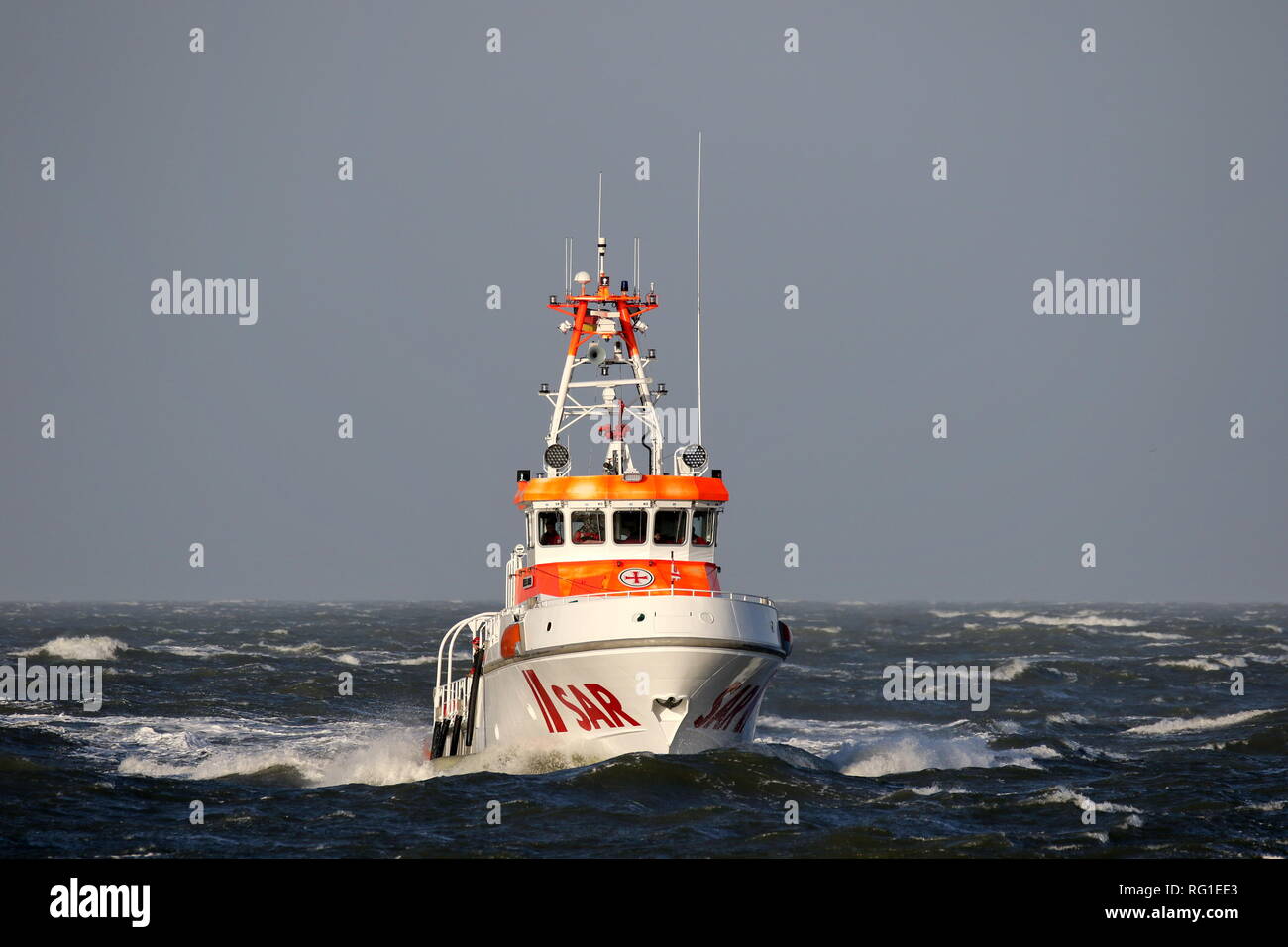 La nave SAR Anneliese Kramer passa su Gennaio 1, 2019 il porto di Cuxhaven in un mare in tempesta. Foto Stock