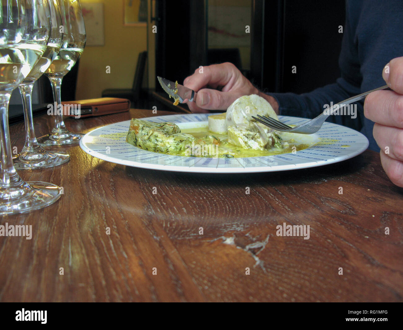 Vino e foodtasting con tre famosi bianchi diversi vini della Borgogna in Francia Foto Stock