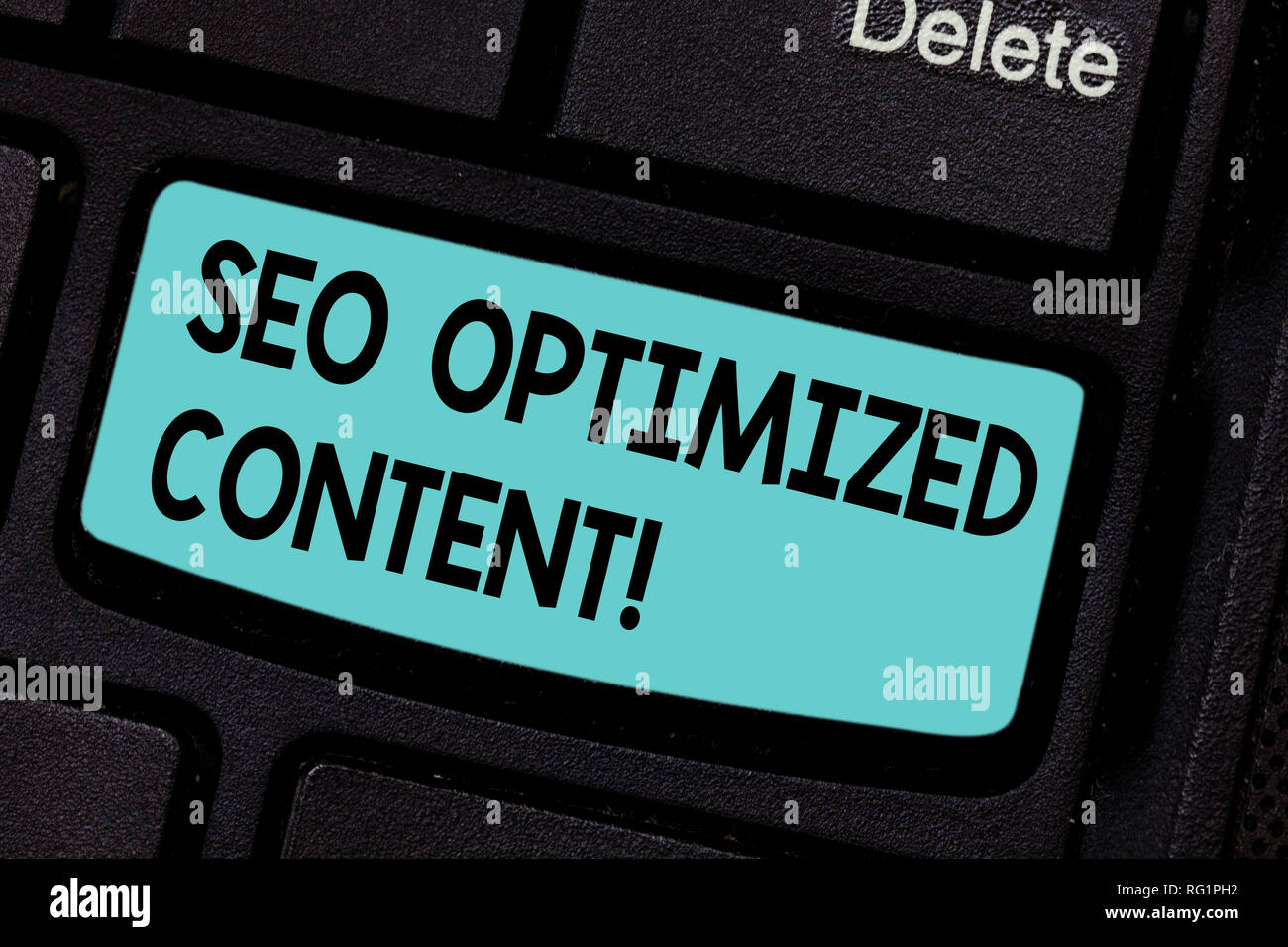 Mano concettuale che mostra la scrittura SEO ottimizzato il contenuto. Business photo vetrina per rendere le pagine del sito attraente per i motori di ricerca chiave di tastiera intenti Foto Stock