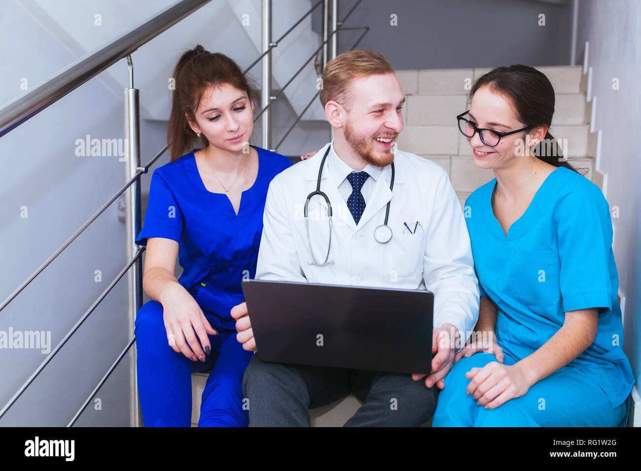 Assistenza sanitaria. Un gruppo di studenti per gli studenti di medicina comunica nella parte anteriore di un laptop. Discussione della diagnosi. Foto Stock