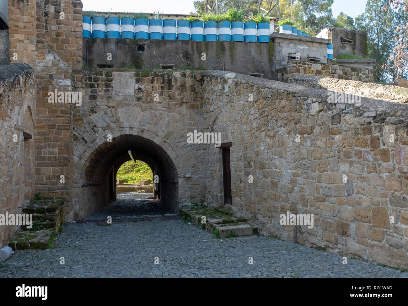 Organizzazione delle Nazioni Unite per il mantenimento della pace a stazione di Pafos cancello accanto alla zona di buffer a Nicosia. Foto Stock