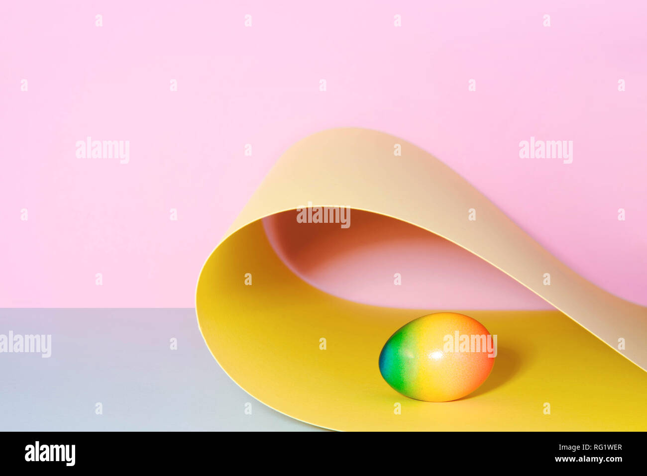 Uova dipinte su sfondo color pastello. Foto Stock