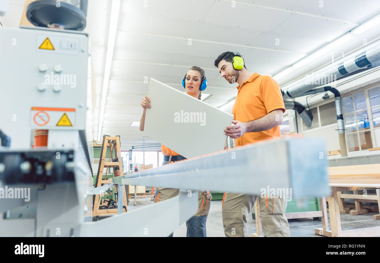 Falegname in mobili fabbrica ispezione pezzo in QA Foto Stock