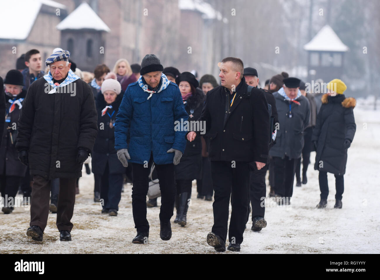 I sopravvissuti di Auschwitz sono visto che frequentano la cerimonia ufficiale presso il nazista tedesco la morte di Auschwitz-Birkenau camp durante la 74anniversario della liberazione di Auschwitz. Foto Stock