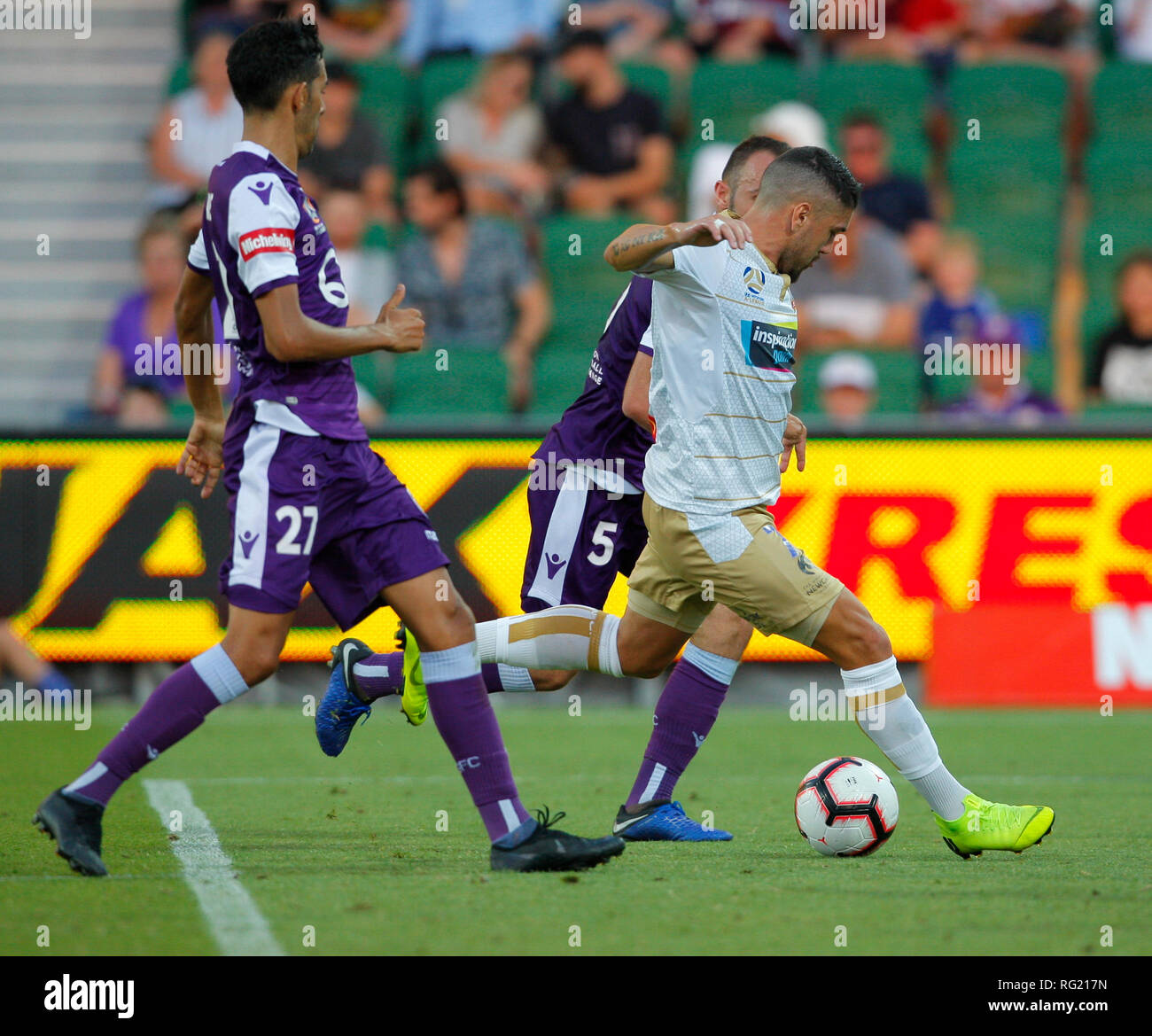 La HBF Park, Perth, Australia. 27 gennaio, 2019. Un campionato di calcio, Perth gloria contro getti di Newcastle; Dimitri Petratos dai getti di Newcastle ha un colpo a obiettivo durante la seconda metà di credito: Azione Sport Plus/Alamy Live News Foto Stock