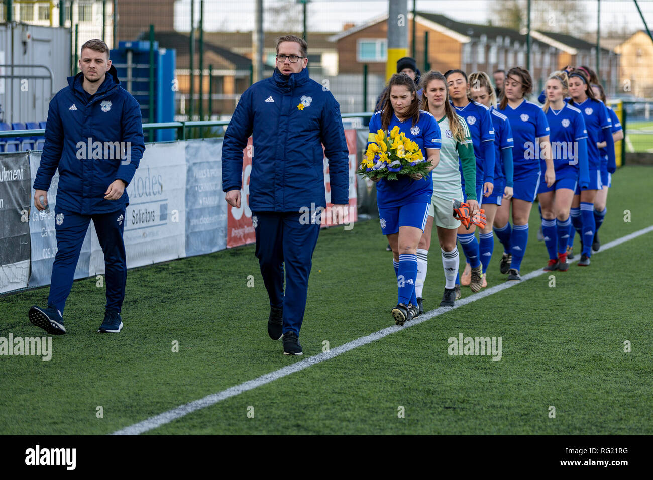 Cardiff, Galles, UK. Il 27 gennaio, 2019. In seguito la Sala Emiliano scomparsa, il Cardiff City femminile ha reso omaggio per il riscontro e il suo pilota Davide Ibbotson prima del loro match contro Cardiff incontrato W a Cyncoed Campus a Cardiff, nel Galles. Credito: Matteo Lofthouse/Alamy Live News Foto Stock