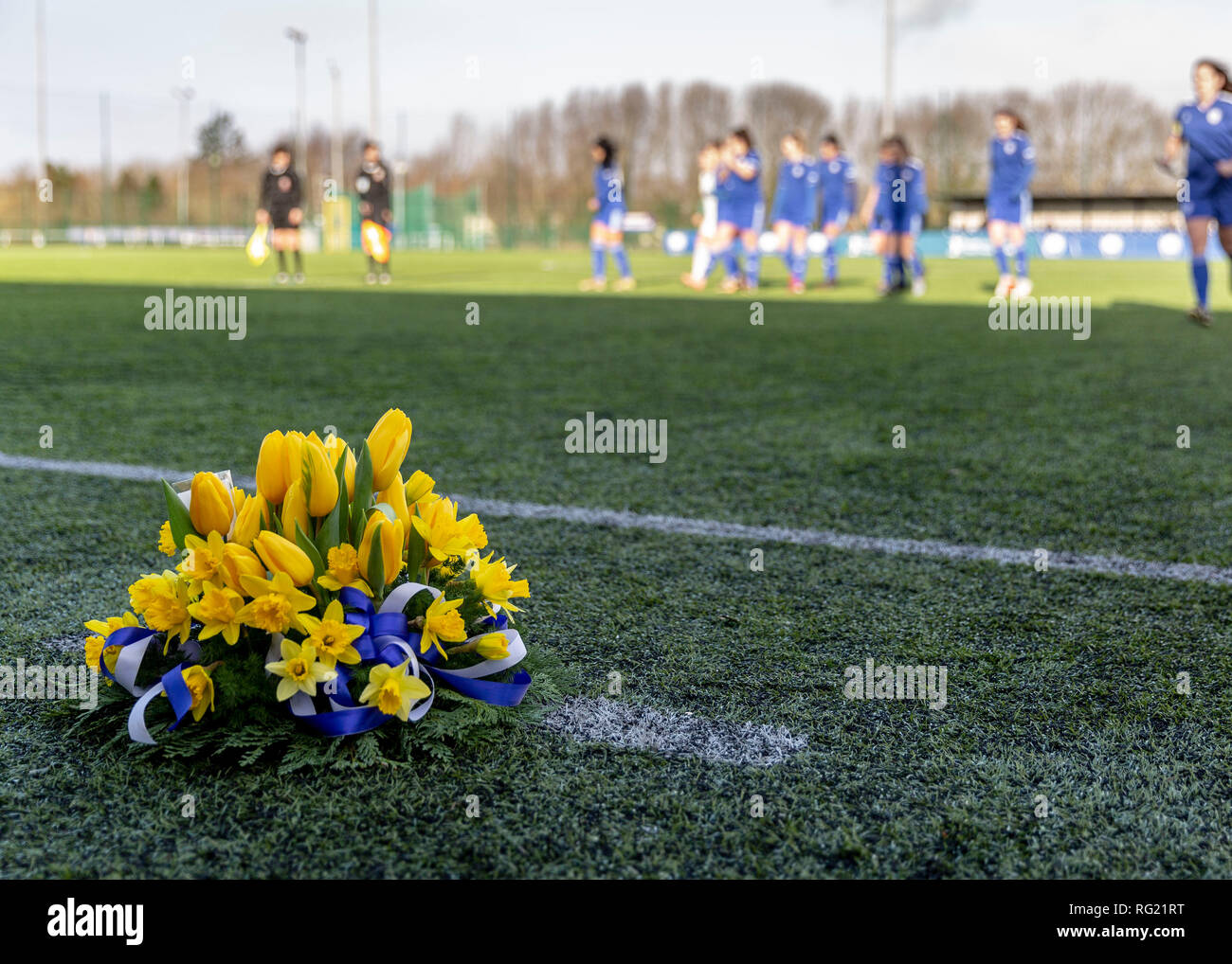 Cardiff, Galles, UK. Il 27 gennaio, 2019. In seguito la Sala Emiliano scomparsa, il Cardiff City femminile ha reso omaggio per il riscontro e il suo pilota Davide Ibbotson prima del loro match contro Cardiff incontrato W a Cyncoed Campus a Cardiff, nel Galles. Credito: Matteo Lofthouse/Alamy Live News Foto Stock